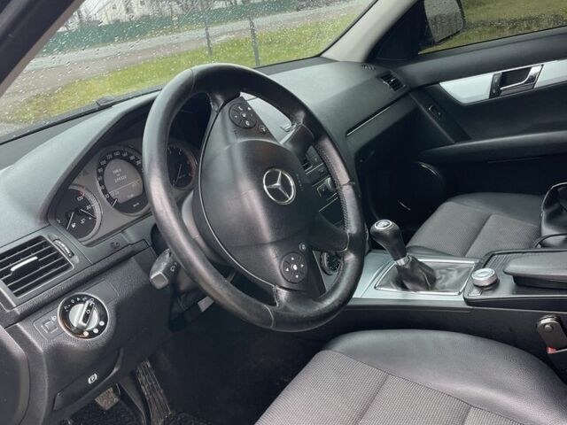 Черный Мерседес 220, объемом двигателя 0 л и пробегом 280 тыс. км за 7799 $, фото 7 на Automoto.ua