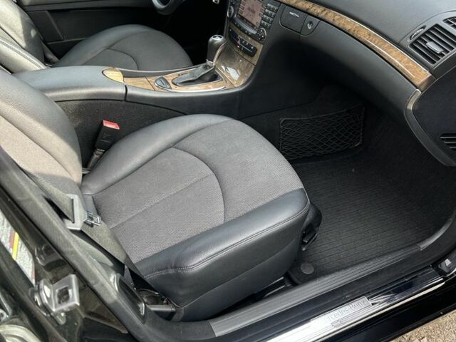 Черный Мерседес 220, объемом двигателя 2.1 л и пробегом 396 тыс. км за 8500 $, фото 17 на Automoto.ua