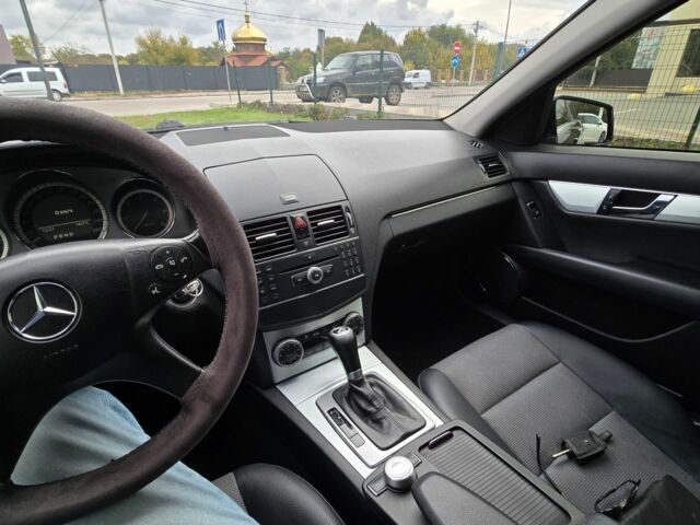 Черный Мерседес 220, объемом двигателя 2.2 л и пробегом 294 тыс. км за 7900 $, фото 3 на Automoto.ua