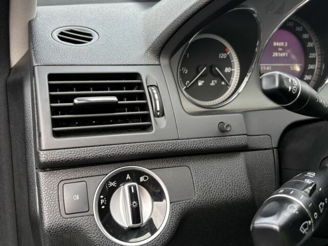 Чорний Мерседес 220, об'ємом двигуна 2.1 л та пробігом 280 тис. км за 10900 $, фото 18 на Automoto.ua