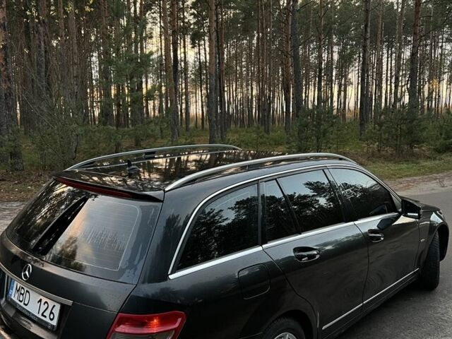 Черный Мерседес 220, объемом двигателя 2.2 л и пробегом 400 тыс. км за 5450 $, фото 6 на Automoto.ua