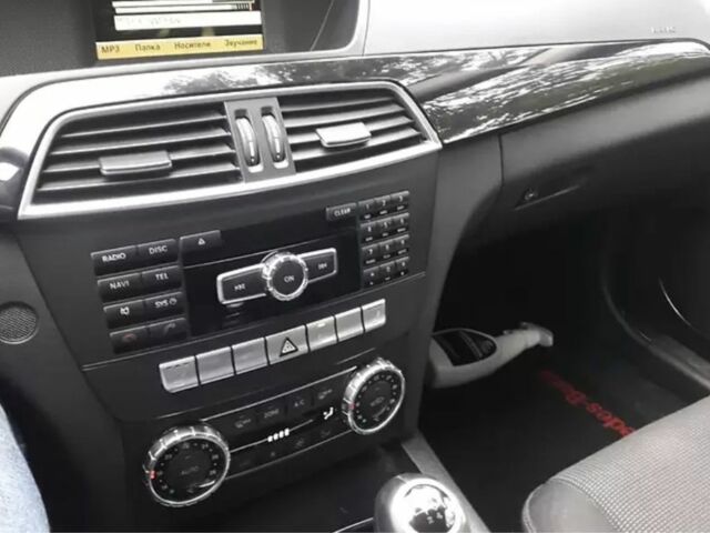 Чорний Мерседес 220, об'ємом двигуна 2.2 л та пробігом 310 тис. км за 9500 $, фото 4 на Automoto.ua