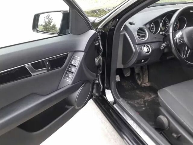 Чорний Мерседес 220, об'ємом двигуна 2.2 л та пробігом 310 тис. км за 9500 $, фото 2 на Automoto.ua