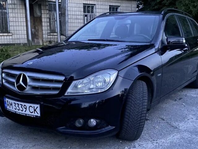 Чорний Мерседес 220, об'ємом двигуна 2.2 л та пробігом 310 тис. км за 9500 $, фото 1 на Automoto.ua