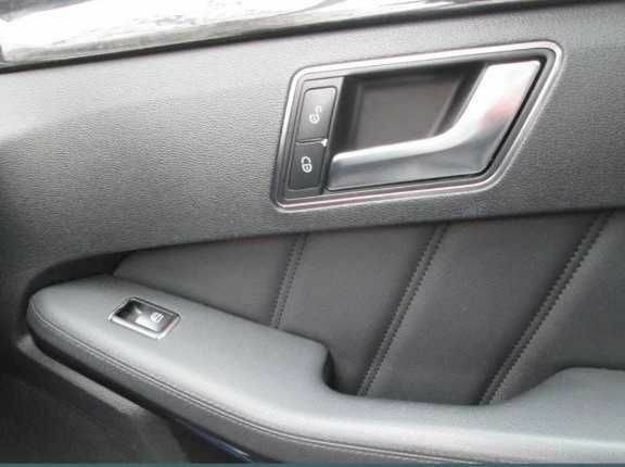 Чорний Мерседес 220, об'ємом двигуна 2.2 л та пробігом 403 тис. км за 9500 $, фото 4 на Automoto.ua