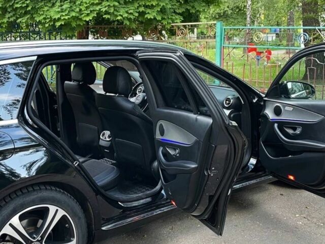 Черный Мерседес 220, объемом двигателя 2 л и пробегом 220 тыс. км за 21500 $, фото 10 на Automoto.ua