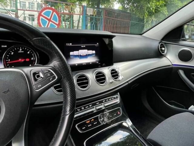 Черный Мерседес 220, объемом двигателя 2 л и пробегом 220 тыс. км за 21500 $, фото 11 на Automoto.ua