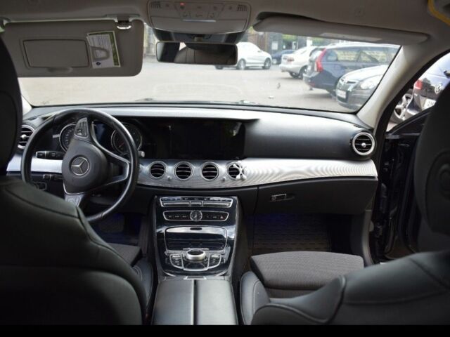 Черный Мерседес 220, объемом двигателя 2 л и пробегом 220 тыс. км за 21500 $, фото 3 на Automoto.ua