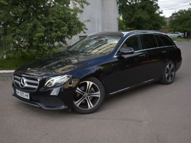 Черный Мерседес 220, объемом двигателя 2 л и пробегом 220 тыс. км за 21500 $, фото 9 на Automoto.ua