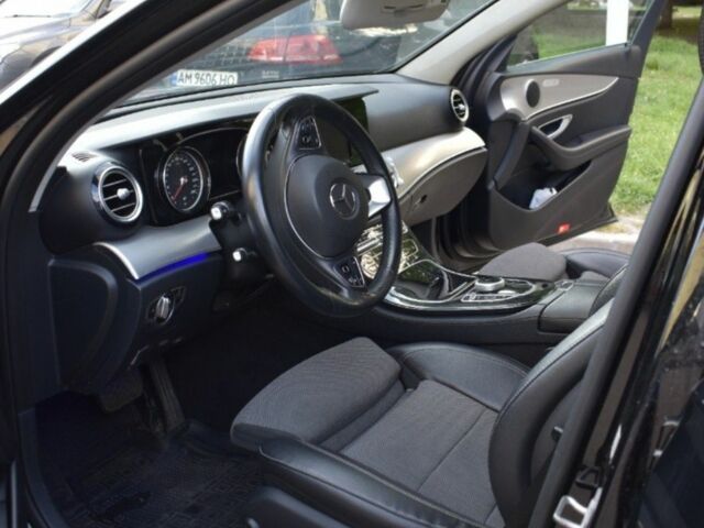 Черный Мерседес 220, объемом двигателя 2 л и пробегом 220 тыс. км за 21500 $, фото 4 на Automoto.ua