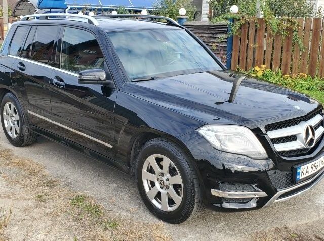 Черный Мерседес 220, объемом двигателя 2.1 л и пробегом 166 тыс. км за 19000 $, фото 1 на Automoto.ua