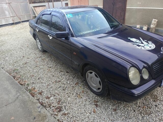 Фіолетовий Мерседес 220, об'ємом двигуна 2.2 л та пробігом 2 тис. км за 2000 $, фото 1 на Automoto.ua