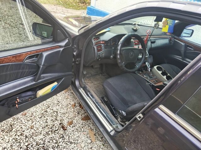 Фіолетовий Мерседес 220, об'ємом двигуна 2.2 л та пробігом 2 тис. км за 2000 $, фото 5 на Automoto.ua