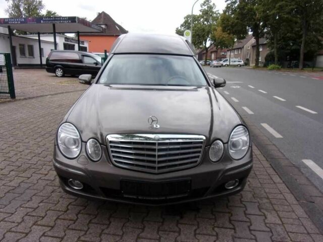 Коричневый Мерседес 220, объемом двигателя 2.2 л и пробегом 238 тыс. км за 33678 $, фото 1 на Automoto.ua