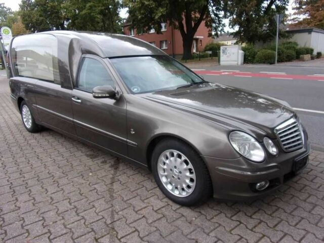 Коричневый Мерседес 220, объемом двигателя 2.2 л и пробегом 238 тыс. км за 33678 $, фото 2 на Automoto.ua