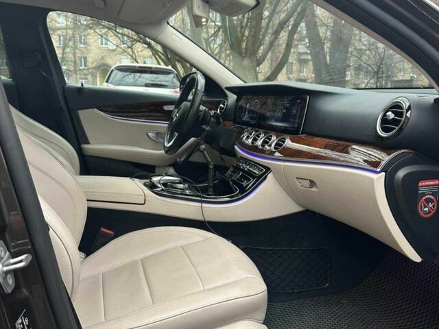 Коричневий Мерседес 220, об'ємом двигуна 2 л та пробігом 150 тис. км за 33000 $, фото 7 на Automoto.ua
