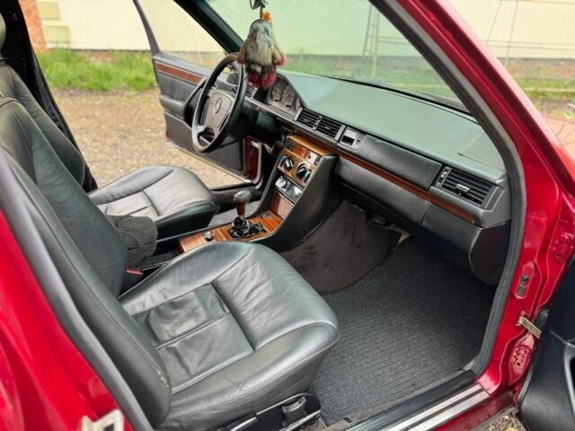 Красный Мерседес 220, объемом двигателя 2 л и пробегом 250 тыс. км за 2400 $, фото 5 на Automoto.ua