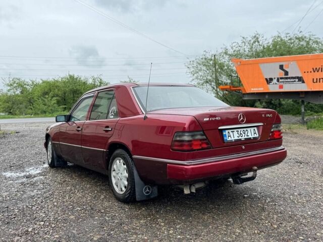 Красный Мерседес 220, объемом двигателя 2 л и пробегом 250 тыс. км за 2400 $, фото 1 на Automoto.ua