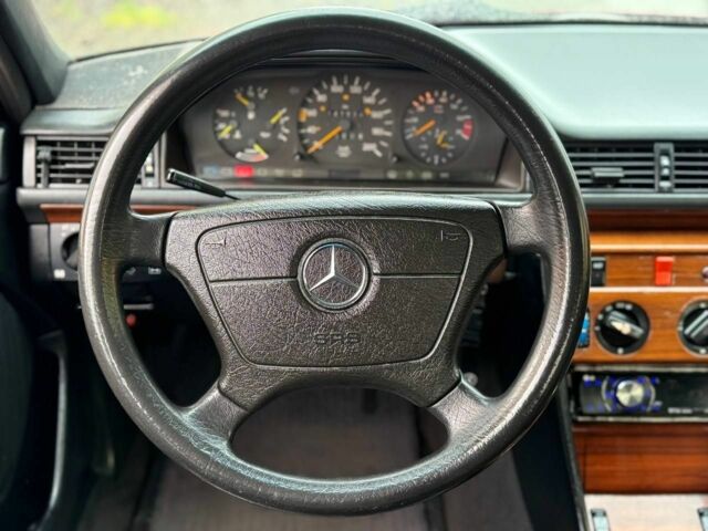 Красный Мерседес 220, объемом двигателя 2 л и пробегом 250 тыс. км за 2400 $, фото 3 на Automoto.ua