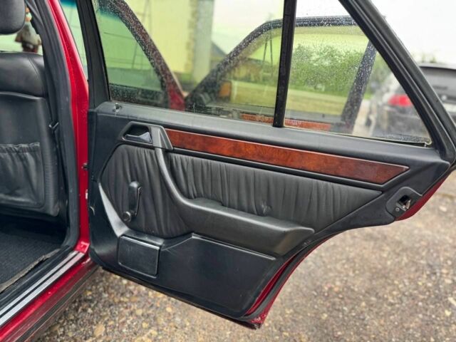 Красный Мерседес 220, объемом двигателя 2 л и пробегом 250 тыс. км за 2400 $, фото 7 на Automoto.ua