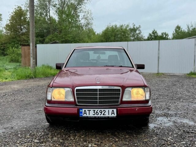 Красный Мерседес 220, объемом двигателя 2 л и пробегом 250 тыс. км за 2400 $, фото 2 на Automoto.ua