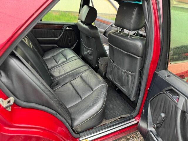 Красный Мерседес 220, объемом двигателя 2 л и пробегом 250 тыс. км за 2400 $, фото 4 на Automoto.ua