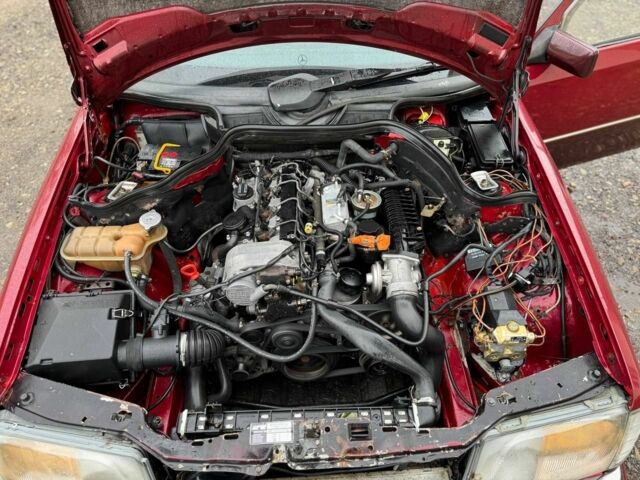 Красный Мерседес 220, объемом двигателя 2 л и пробегом 250 тыс. км за 2400 $, фото 6 на Automoto.ua