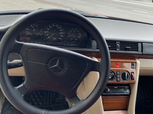 Красный Мерседес 220, объемом двигателя 2.2 л и пробегом 448 тыс. км за 4150 $, фото 7 на Automoto.ua