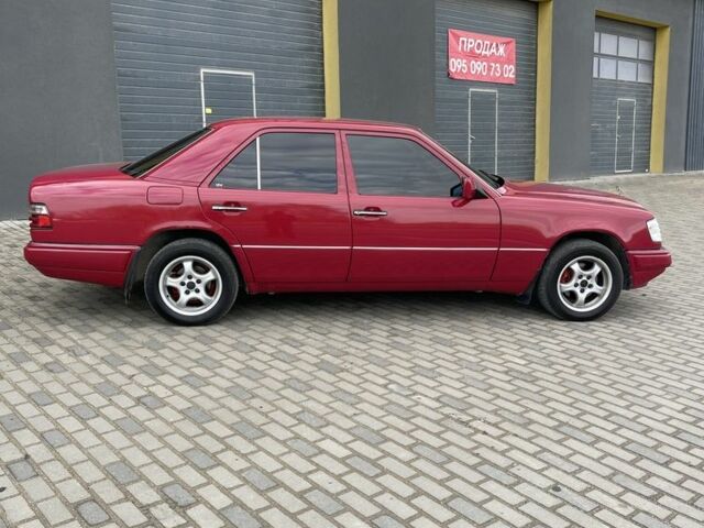 Красный Мерседес 220, объемом двигателя 2.2 л и пробегом 448 тыс. км за 4150 $, фото 4 на Automoto.ua