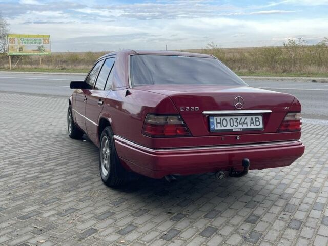 Красный Мерседес 220, объемом двигателя 2.2 л и пробегом 448 тыс. км за 4150 $, фото 2 на Automoto.ua