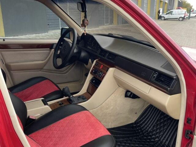 Красный Мерседес 220, объемом двигателя 2.2 л и пробегом 448 тыс. км за 4150 $, фото 6 на Automoto.ua