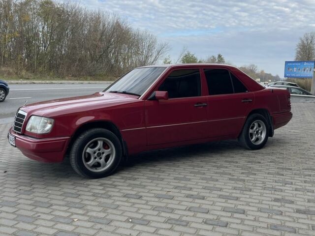 Красный Мерседес 220, объемом двигателя 2.2 л и пробегом 448 тыс. км за 4150 $, фото 1 на Automoto.ua