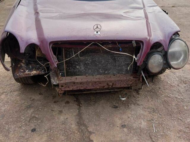 Червоний Мерседес 220, об'ємом двигуна 2.3 л та пробігом 100 тис. км за 250 $, фото 4 на Automoto.ua