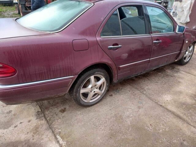 Червоний Мерседес 220, об'ємом двигуна 2.3 л та пробігом 100 тис. км за 250 $, фото 2 на Automoto.ua