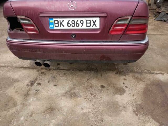 Червоний Мерседес 220, об'ємом двигуна 2.3 л та пробігом 100 тис. км за 250 $, фото 1 на Automoto.ua
