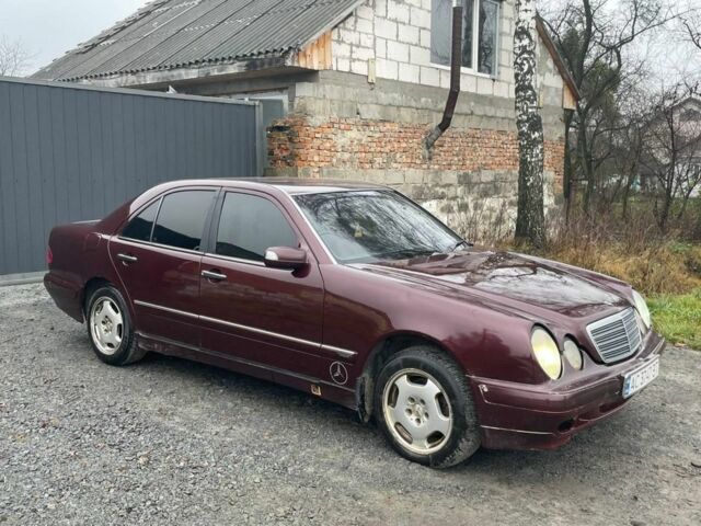 Красный Мерседес 220, объемом двигателя 2.7 л и пробегом 400 тыс. км за 2700 $, фото 3 на Automoto.ua
