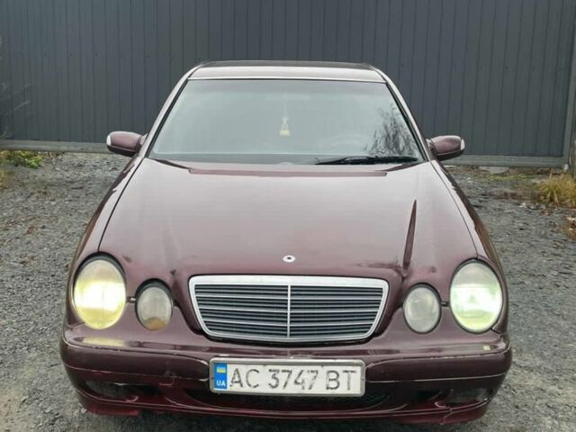 Красный Мерседес 220, объемом двигателя 2.7 л и пробегом 400 тыс. км за 2700 $, фото 7 на Automoto.ua