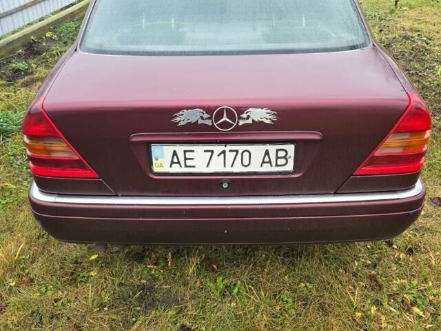 Червоний Мерседес 220, об'ємом двигуна 2.2 л та пробігом 360 тис. км за 1700 $, фото 4 на Automoto.ua