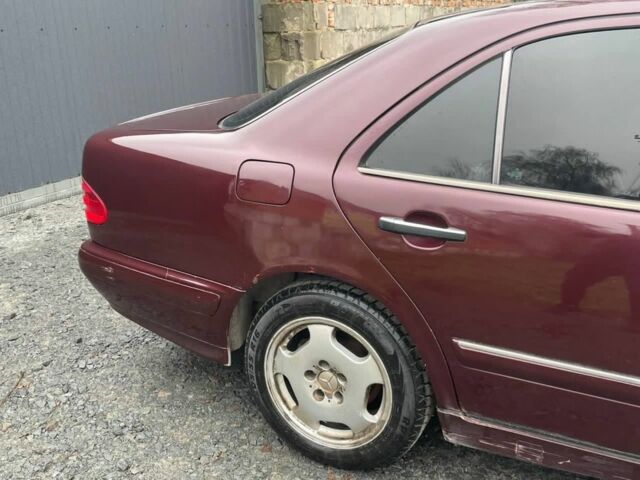 Красный Мерседес 220, объемом двигателя 2.7 л и пробегом 400 тыс. км за 2700 $, фото 6 на Automoto.ua