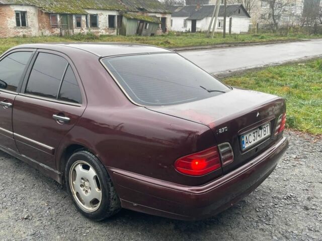 Красный Мерседес 220, объемом двигателя 2.7 л и пробегом 400 тыс. км за 2700 $, фото 8 на Automoto.ua