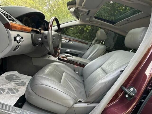 Красный Мерседес 220, объемом двигателя 5 л и пробегом 241 тыс. км за 9700 $, фото 2 на Automoto.ua