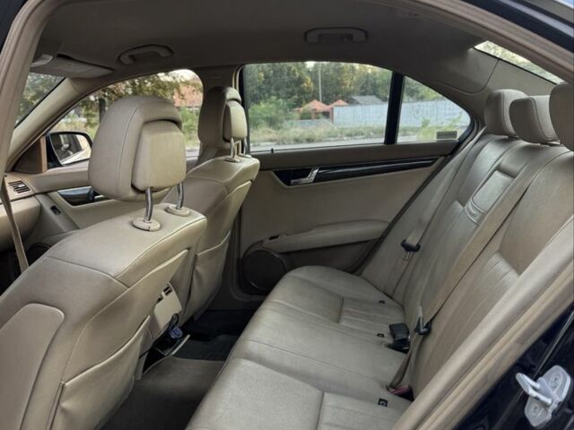 Красный Мерседес 220, объемом двигателя 0 л и пробегом 330 тыс. км за 5500 $, фото 6 на Automoto.ua