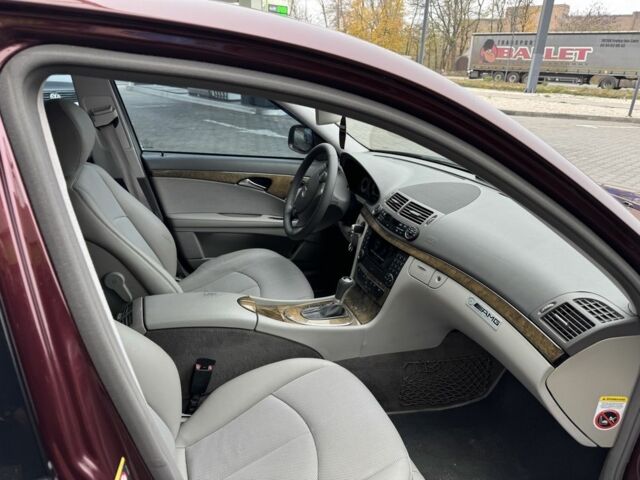 Красный Мерседес 220, объемом двигателя 1.8 л и пробегом 203 тыс. км за 7700 $, фото 10 на Automoto.ua