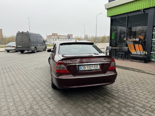 Красный Мерседес 220, объемом двигателя 1.8 л и пробегом 203 тыс. км за 7700 $, фото 2 на Automoto.ua