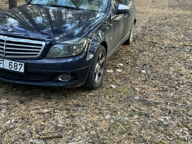 Красный Мерседес 220, объемом двигателя 0 л и пробегом 330 тыс. км за 5500 $, фото 2 на Automoto.ua