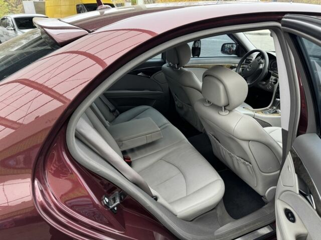 Красный Мерседес 220, объемом двигателя 1.8 л и пробегом 203 тыс. км за 7700 $, фото 12 на Automoto.ua