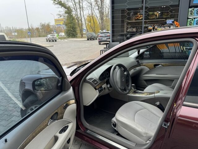 Красный Мерседес 220, объемом двигателя 1.8 л и пробегом 203 тыс. км за 7700 $, фото 13 на Automoto.ua