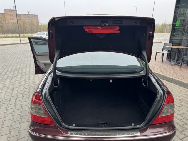 Красный Мерседес 220, объемом двигателя 1.8 л и пробегом 203 тыс. км за 7700 $, фото 15 на Automoto.ua