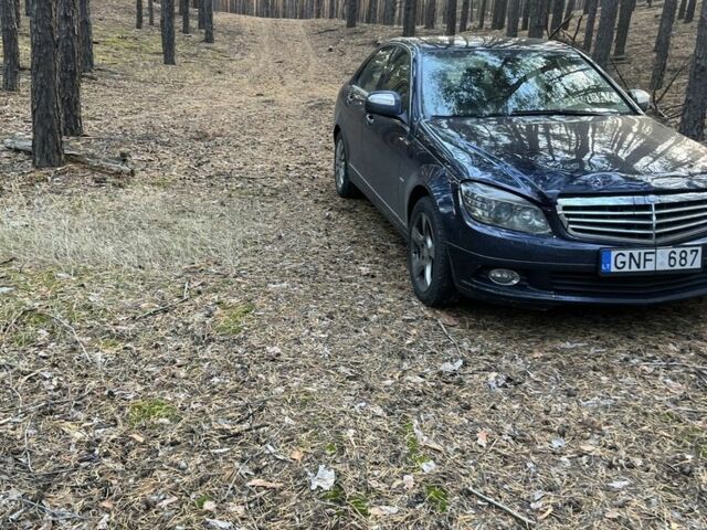 Красный Мерседес 220, объемом двигателя 0 л и пробегом 330 тыс. км за 5500 $, фото 1 на Automoto.ua