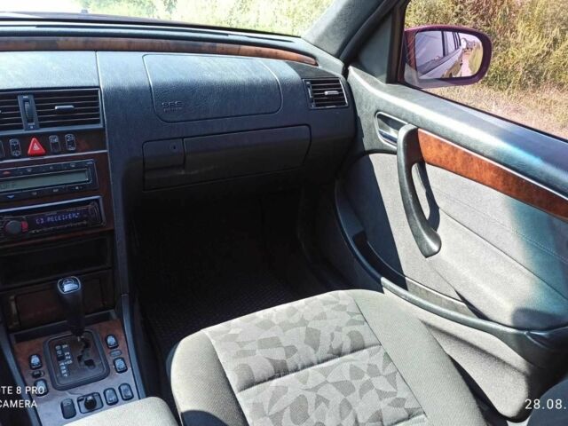 Красный Мерседес 220, объемом двигателя 2.2 л и пробегом 411 тыс. км за 4500 $, фото 15 на Automoto.ua